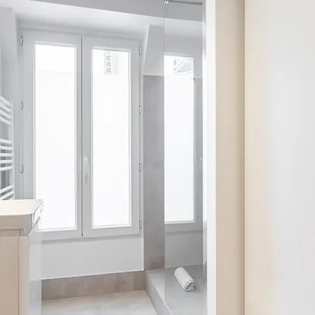 B6d 2pers Wagram 1bedroom Ternes With Ac Appartement